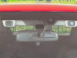 【アイサイトVer3】前方の車両等を検知し、衝突しそうな時は警報で注意を促し、ブレーキを踏む力をサポート。ブレーキを踏めなかった場合は衝突被害軽減ブレーキが作動、衝突回避をサポートします。