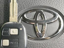 【キーレス】少し離れた場所からでもボタン一つでドアの開錠・施錠ができるのでとっても便利！ドアの鍵穴周りに傷をつけることもありません♪