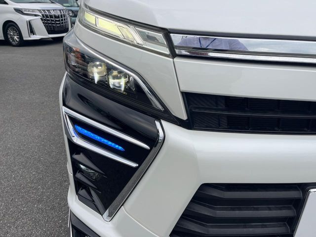 【LEDヘッドライト】悪天候や夜間走行時も良好な視界を確保し安心して運転できる高輝度LEDヘッドライトを装備！点灯速度が早く、消費電力も抑えられています。