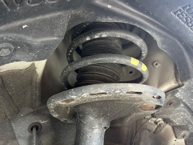 お車を安心してお乗りいただく為には、足回りの定期点検が欠かせません。サービスサポート（有償保証）では無料点検もご提供しており、安心のカーライフをお過ごしいただけるサポート体制が整っています。
