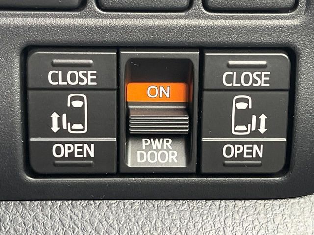 【両側パワースライドドア】スマートキーや運転席のスイッチで後席両側スライドドアの開閉が可能♪電動だから力を入れてドアを開ける必要が無く、小さなお子様でも簡単に開け閉めでき快適です♪