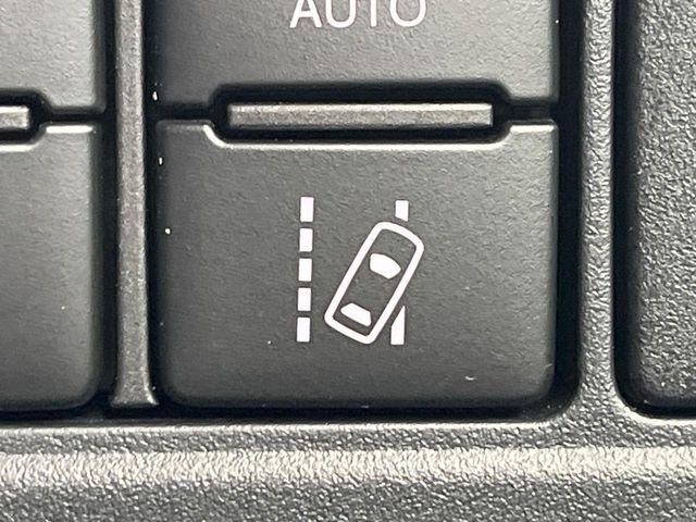【レーントレーシングアシスト】高速道路走行時、車線からはみ出しそうになるとレーンの中央を走るようにステアリング操作をアシスト。より安全な運転をサポートしてくれます！