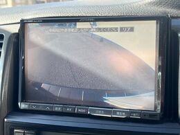 【バックカメラ】駐車時に後方がリアルタイム映像で確認できます。大型商業施設や立体駐車場での駐車時や、夜間のバック時に大活躍！運転スキルに関わらず、今や必須となった装備のひとつです！