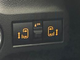 【両側パワースライドドア】スマートキーや運転席のスイッチで後席両側スライドドアの開閉が可能♪電動だから力を入れてドアを開ける必要が無く、小さなお子様でも簡単に開け閉めでき快適です♪