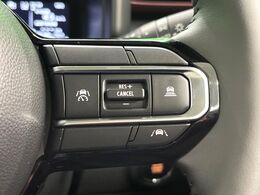 【アダプティブクルーズコントロール】高速道路での長距離走行が楽に！！自動で速度を保つクルーズコントロールが、衝突軽減システムと連携し、前方の車両を感知して車間を保つように速度調節してくれます！！