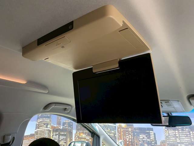 【フリップダウンモニター】付き☆後部座席に座りながら大画面でTVやDVDをお楽しみいただけます♪