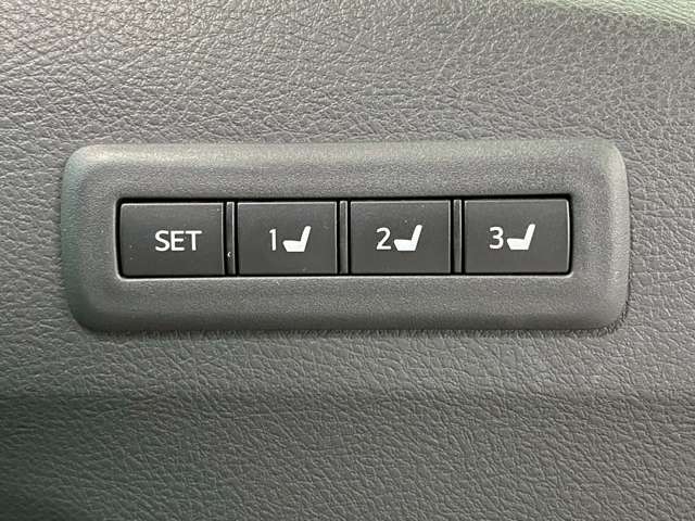 【運転席ポジションメモリー付パワーシート】ワンタッチで記憶させていたシートの前後・リクライニングはもちろんシートリフターも備えます☆快適なドライブをお楽しみ下さい♪