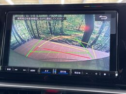 【バックカメラ】駐車時に後方がリアルタイム映像で確認できます。大型商業施設や立体駐車場での駐車時や、夜間のバック時に大活躍！運転スキルに関わらず、今や必須となった装備のひとつです！