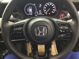 手になじむステアリングです。ステアリングの右側にはクルーズコントロール、左側がオーディオリモコンスイッチです。手元で操作できるので便利です。
