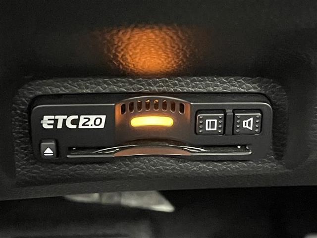 【ETC】有料道路を利用する際に料金所で停止することなく通過できる、ETC車載器（ノンストップ自動料金収受システム機器）が装備されています。セットアップを行うことで利用可能になります。