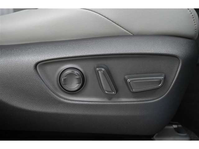 運転席にはパワーシートを装備しています。