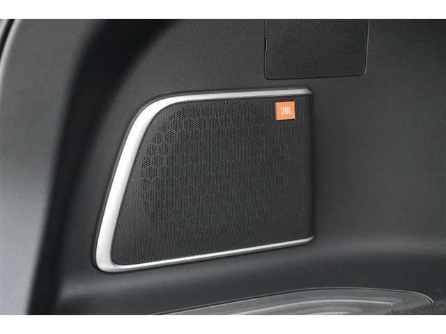 JBL エンクロージャー サブウーハー（ラゲージ左側に装備）