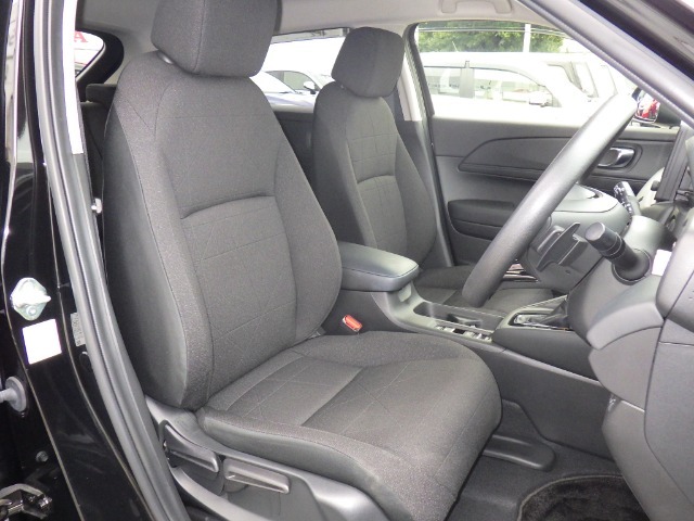 運転席は大きな座面と包み込むような背もたれが身体全体を支えます。上質なシートを採用し長時間の運転やコーナーの多い道も快適です。座ったときの頭上スペースも余裕たっぷりでロングドライブも楽チンです♪