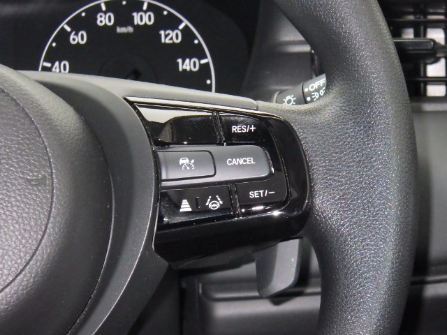 Hondaセンシングの機能のひとつ、アダプティブクルーズコントロール付！アクセルから足を離しても設定したスピードと前車との車間を保ち走行してくれます！車線維持もアシスト☆高速道路で疲労軽減ですね☆