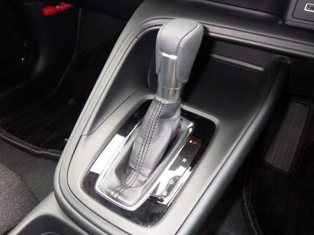 扱いやすい位置に配置されたフロアオートマチックです☆CVTを採用で滑らかでスムーズな走りが楽しめますよ♪