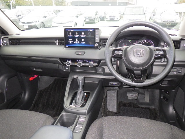 ドライバーを包み込むように、ディスプレーやスイッチ、コンソールを配置。座った瞬間から運転への期待が！空間そのものの心地よさにこだわっています。