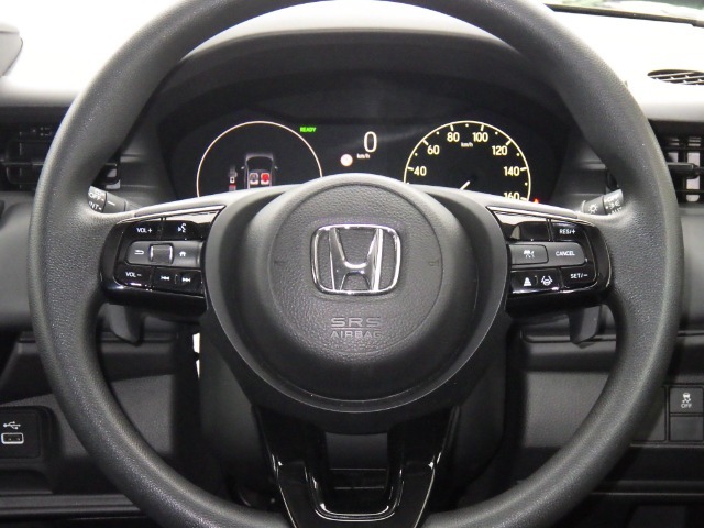 ハンドルにオーディオの操作スイッチが装備されています！視線を前方から外さずハンドルから手を離さずに操作できるのでとっても安全ですね♪