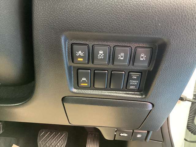 ボタンなどで自動開閉が出来る両側オートスライドドア。インテリジェントキーや運転席側スイッチでも操作できます。