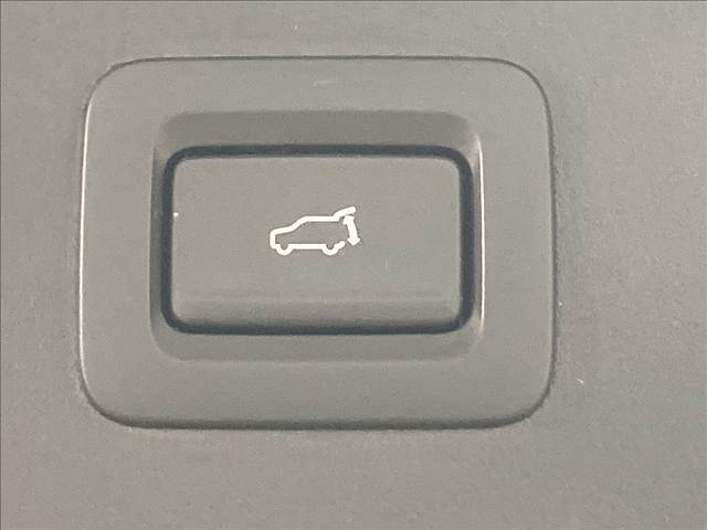 【パワーバックドア】荷物を持ちながらでも簡単にリアゲートを開閉できる高級装備の1つです。