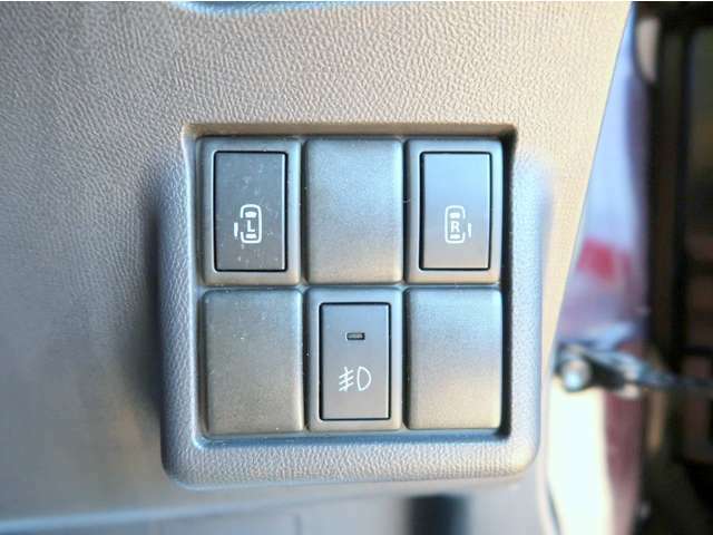 両側自動ドアのスイッチも運転席にあり安全確認をしながらの操作が出来ます。挟み込み防止もあり小さなお子様がいても安心です！