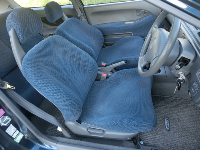車内　非常に綺麗です。　禁煙車　ペット歴無し　フロントシートはシートカバーで保護されていたので新品のように綺麗です。リヤシート　ほとんど使用してい無い様子です