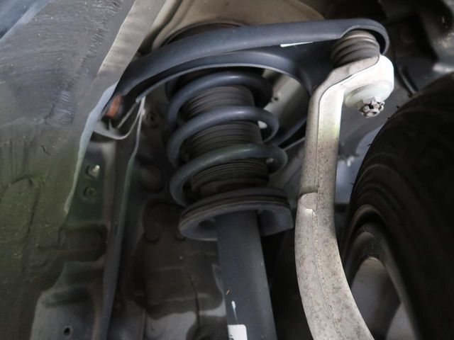お車を安心してお乗りいただく為には、足回りの定期点検が欠かせません。サービスサポート（有償保証）では無料点検もご提供しており、安心のカーライフをお過ごしいただけるサポート体制が整っています。