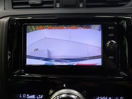 【バックカメラ】駐車時に後方がリアルタイム映像で確認できます。大型商業施設や立体駐車場での駐車時や、夜間のバック時に大活躍！運転スキルに関わらず、今や必須となった装備のひとつです！