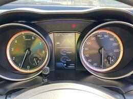 タコメーター付きのメーターです。瞬間燃費や平均燃費、航続可能距離が表示可能で、必要な情報を一目で確認できます。