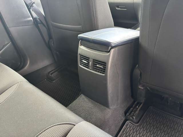 後席用のエアコンも完備。乗る人全員が快適な車内空間を実現します。