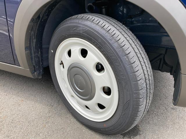 純正アルミ付き。ご覧のデザインが、大きい車両を引き締まった感じにさせてくれますね。