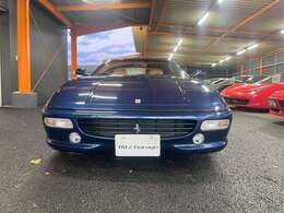 「F355」の車名は排気量約3，500cc、5バルブのパワーユニットを搭載していることに由来する。