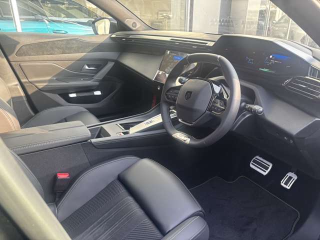 フランス車ならではのオシャレな内装がオススメです！