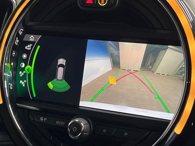 ●ガイドライン付きバックカメラ：不安な駐車もこれで安心！ガイドライン付きなので狭い箇所での駐車もラクラクです！