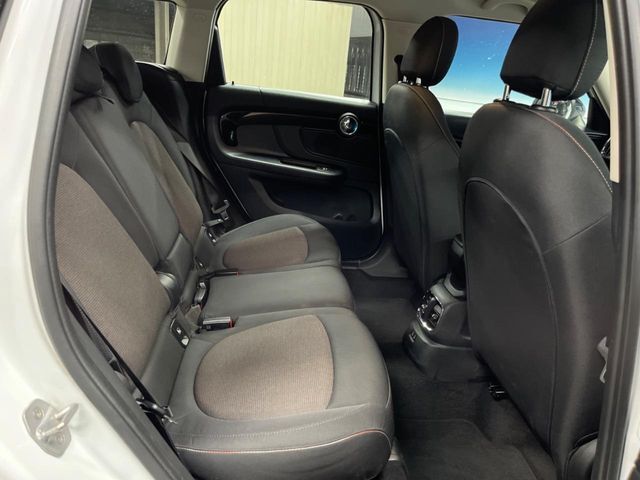 ●後部座席も気になるようなキズ・汚れやへたり等、大きなダメージはなく、良好な状態です。