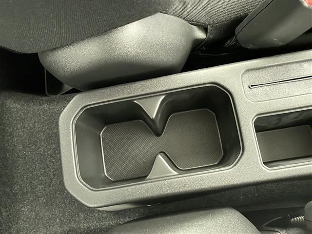 【ドリンクホルダー】長時間のドライブを快適に過ごすために、必須の車内アイテムですね。◆乗って触って体感してみてください！！当社車両は試乗可能です！お気軽にスタッフまでご相談ください！