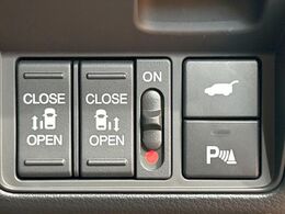 【両側パワースライドドア】スマートキーや運転席のスイッチで後席両側スライドドアの開閉が可能♪電動だから力を入れてドアを開ける必要が無く、小さなお子様でも簡単に開け閉めでき快適です♪