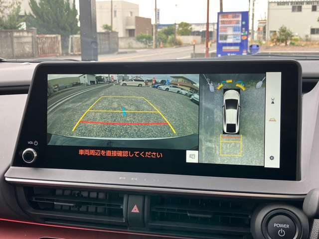 【パノラミックビューモニター】クルマを真上から見下ろした視点で駐車をサポートします！クルマの斜め後ろや真横など、いち早く障害物に気が付くことができます。