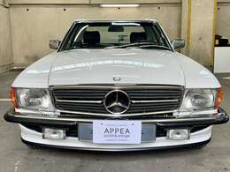 最上級モデル《560SL》は別物の存在！現車は■正規輸入ヤナセ物■超低走行■希少2オーナー■必須純正OP本革内装■一番人気アークティックホワイト■新車時付属品完品■ノーマル無改造と全条件が揃う希少車◎