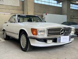 伝説の300SLクーペを手掛けたダイムラー・ベンツのエンジニア「ルドルフ・ウーレンハウト」の息のかかった最後のSLがW107SL！世界の富裕層に向けたエレガントなオープンモデル「SL」は今も生産継続◎