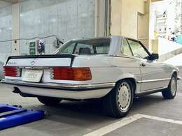 1986年出力増大に伴いローター＆キャリパーが大型化され15インチ新デザイン（通称マンホール型）AWを装着◎サスペンション・ジオメトリーの見直しとアーム変更によりトレッド拡大！見た目にも安定感が向上◎