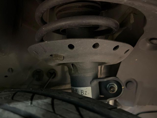 お車を安心してお乗りいただく為には、足回りの定期点検が欠かせません。サービスサポート（有償保証）では無料点検もご提供しており、安心のカーライフをお過ごしいただけるサポート体制が整っています。