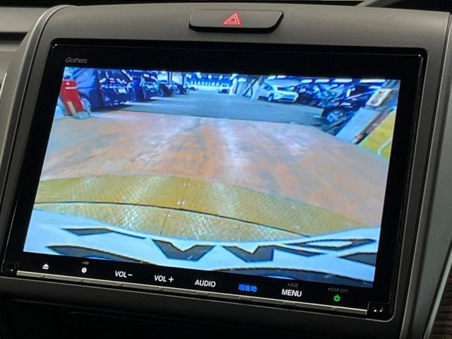【バックカメラ】駐車時に後方がリアルタイム映像で確認できます。大型商業施設や立体駐車場での駐車時や、夜間のバック時に大活躍！運転スキルに関わらず、今や必須となった装備のひとつです！