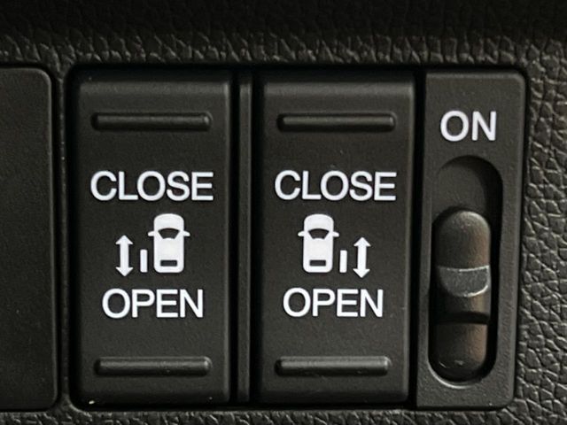 【両側パワースライドドア】スマートキーや運転席のスイッチで後席両側スライドドアの開閉が可能♪電動だから力を入れてドアを開ける必要が無く、小さなお子様でも簡単に開け閉めでき快適です♪