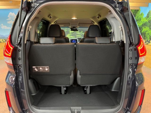普段のお買い物や通勤、送迎等に十分な荷室スペースを確保しております。セカンドシートを倒すと、大きな荷物の積載も可能です♪