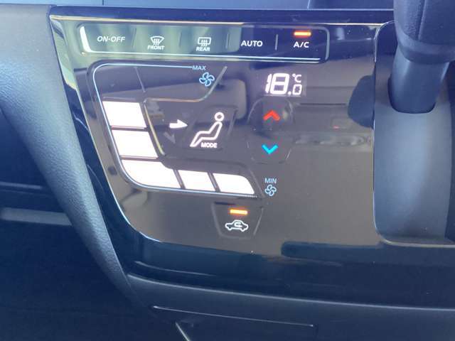 オートエアコン付き♪温度調整、風量調整も自動でしてくれますから、車内はいつも快適空間でございます！想像以上に便利な装備なんですよ☆