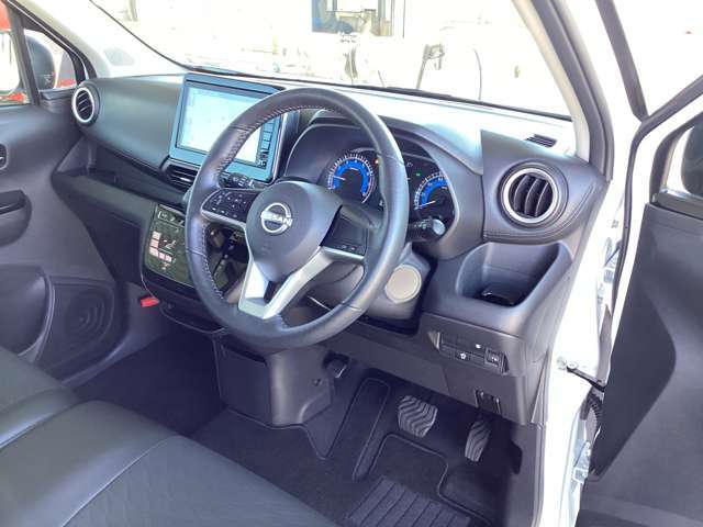 快適に運転できるドライブポジション！運転席シートリフターとシートスライドで、無理のない運転姿勢がとれます。