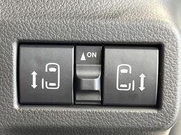 【両側パワースライドドア】スマートキーや運転席のスイッチで後席両側スライドドアの開閉が可能♪電動だから力を入れてドアを開ける必要が無く、小さなお子様でも簡単に開け閉めでき快適です♪