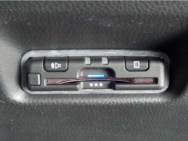有料道路をキャッシュレスで通行できるETC車載器付きです。運転席足元に設置されています。ETCセットアップ費用は含まれておりません。別途必要となります。