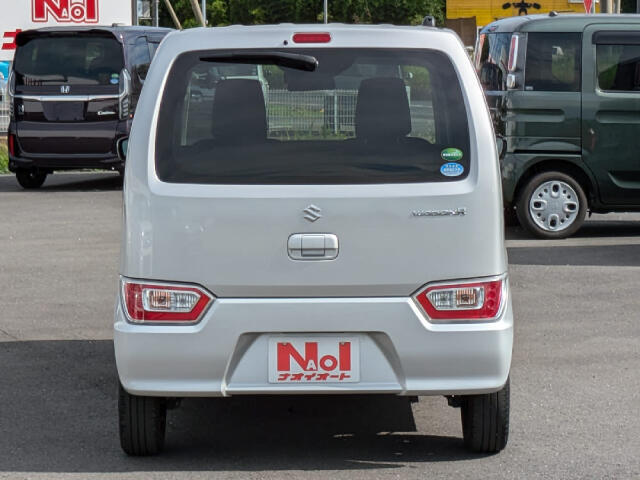 「当社のこだわり」入庫後のお車は選任スタッフによる細部清掃を実施しております。足回り、エンジンルーム、室内、室外を隅々まで綺麗にしております。展示車はキレイです。全国配送も可能ですのでご相談下さい！