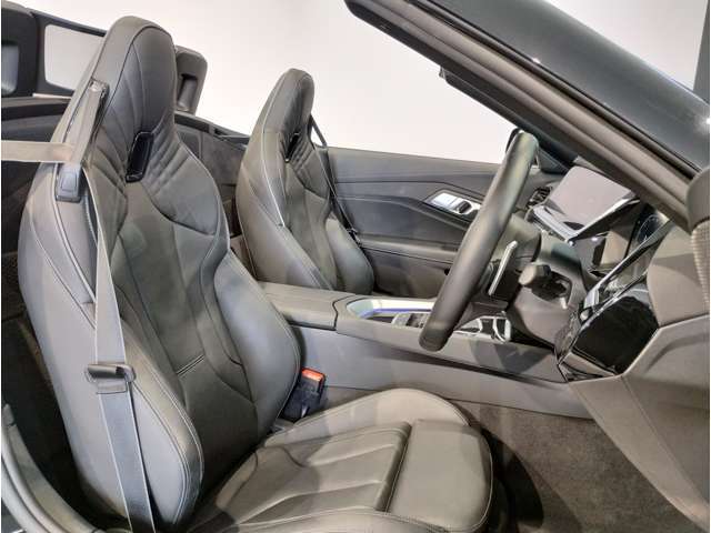 室内は大変綺麗に扱われており、タバコも吸われていない為、車両以外の臭いは感じられません。禁煙車両をご希望の方はこちらのお車をお奨め致します。